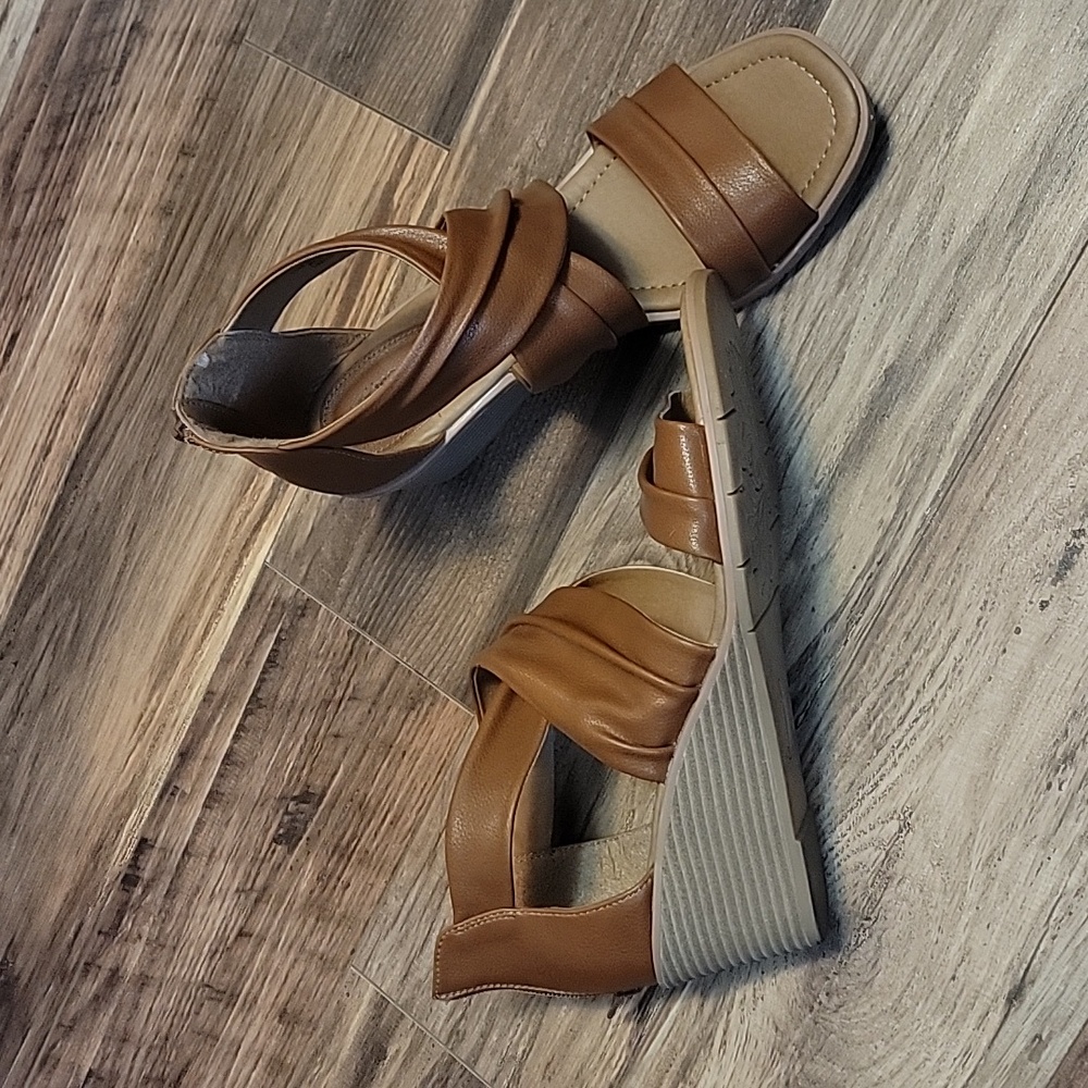 Womens Tan Wedge Sandals with Twist-Strap Design